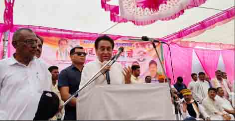 छिंदवाड़ा यशो:- मुझे आज भी सन 1980 के दिन याद है, जब हम कच्ची सड़कों से होकर हर्रई से नरसिंहपुर जाते थे, पता नहीं चलता था कब हर्रई आया और कब चला गया। चु निंदा घरों में बिजली थी, तब मैंने विद्युतीकरण के लिए अभियान चलाया और दूरस्थ वन क्षेत्र में बसे वनग्रामों तक बिजली आपूर्ति कराई। खेतों में सिंचाई के लिए पानी नहीं हुआ करता था। तालाबों का निर्माण प्रारंभ कराया ताकि किसान अपने खेतों से फसलों की अच्छी पैदावार ले सकें। क्योंकि किसान के पास पैसा होगा तभी नगर व शहर का बाजार व गांव की दुकान चलती है। आज परिणाम आप सभी के सामने है हर्रई शहर किसी पर निर्भर नहीं है। उक्त उदगार आज हर्रई में में आयोजित कांग्रेस के विशाल कार्यकर्ता सम्मेलन को सम्बोधित करते हुए पूर्व मुख्यमंत्री कमलनाथ ने व्यक्त किए।