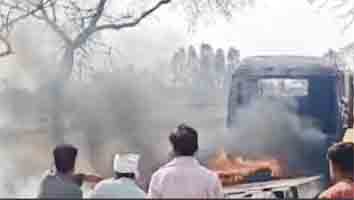 छिंदवाड़ा यशो:-अमरवाड़ा। थाना अंतर्गत नगर से 3 किलोमीटर दूर थावड़ी छुई रोड पर अज्ञात कारण की वजह से ट्रक ( ट्रैवलर) मैं आग लग गई जिसकी वजह से वह पूरी तरीके से जलकर राख हो गया प्राप्त जानकारी के अनुसार घटना शुक्रवार की दोपहर 4:00 बजे की है जहां रोड के किनारे खेत में खड़े एक ट्रक ट्रैवलर जिसमें कुएं में गड्ढा करने वाली मशीन आई हुई थी मशीन को उतार कर कुएं के पास लेजा लिया गया है