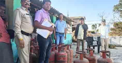 छिन्दवाड़ा यशो:- (चौरई) खाद्य एवं नागरिक आपूर्ति मंत्री एवं जिला कलेक्टर श्री शीलेन्द्र सिंह के निर्देश पर विभाग द्वारा घरेलू गैस सिलेंडर के अवैध विक्रय, भंडारण, व्यावसायिक उपयोग के विरुद्ध सख्त कार्यवाही की जा रही है।