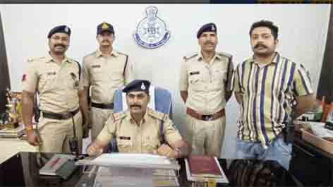 छिंदवाड़ा यशो:- आगामी धार्मिक त्योहारों को देखते हुए जिले में अवैध मादक पदार्थों, अवैध शस्त्रों और असामाजिक तत्वों पर निगरानी रखने के निर्देश वरिष्ठ अधिकारियों द्वारा जारी किए गए थे। इसी अभियान के तहत कोतवाली पुलिस को बड़ी सफलता मिली है।