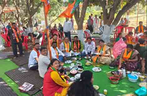 छिंदवाड़ा यशो:- सांसद विवेक बंटी साहू एवं भाजपा जिलाध्यक्ष शेषराव यादव द्वारा शुक्रवार को छिंदवाड़ा विधानसभा अंतर्गत आने वाले सारना मंडल के ग्राम जमुनिया में कार्यकर्ता संवाद एवं टिफिन पिकनिक का आयोजन किया गया। कार्यक्रम में सांसद विवेक बंटी साहू एवं भाजपा जिलाध्यक्ष शेषराव यादव द्वारा कार्यकर्ताओं से संवाद स्थापित किया एवं कार्यकर्ताओं ने भी अपनी बात उनके सामने रखी। संवाद उपरान्त सभी ने अपने साथ टिफिन में लाए भोजन को आपस में मिल बांटकर खाए।