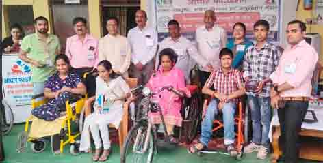 छिंदवाड़ा यशो:- परासिया रोड स्थित दिव्यांगों की सेवा में समर्पित संस्था आधार फाउंडेशन में सक्षम, आधार एवं एल्मिको द्वारा वृद्धजनों एवं दिव्यांगजनों के लिए सहायक उपकरण वितरण शिविर लगाया गया ओर 72 जरूरतमंदों को उपकरण भेंट कर उनके स्वास्थ लाभ की मंगल कामना की गई।