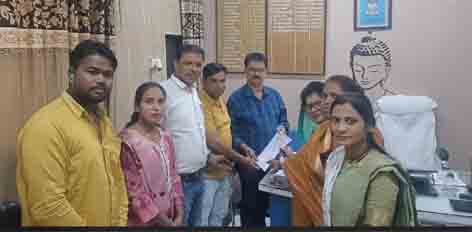 परासिया यशो:- कोयलांचल क्षेत्र परासिया शहर के नगर पालिका में व्याप्त जनसमस्याओं को लेकर कांग्रेसी पार्षदों ने नेताप्रतिपक्ष वीर बहादुर सिंह के नेतृत्व में कलेक्टर महोदय के नाम पर परासिया तहसीलदार को ज्ञापन सौंपा और आंदोलन की चेतावनी दी भाजपा परिषद की नाकामी लापरवाही के कारण शहर में अभी से भीषण जल संकट आ गया है जबकि अभी तो गर्मी की शुरुआत है और न कि अभी तो 3 माह काटना बाकी है एवं ज्ञापन में बताया गया कि परासिया शहर के वार्डो में अभी से नल 6 से 7 दिनों में आने लगे हैं पानी को लेकर भाजपा परिषद उदासीनता है उन्होंने इस और कोई कार्य योजना नहीं बनाई है