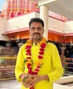 छिंदवाड़ा यशो:- लंबी प्रतीक्षा के प्रश्चात क्षेत्र के प्रमुख चमत्कारिक हनुमान मंदिर जाम सावली ट्रस्ट का विधिवत गठन होकर कार्यकारिणी का चुनाव संपन्न हुआ चुनाव अधिकारी अनुविभागीय अधिकारी सिद्धार्थ पटेल की उपस्थिति में संपन्न चुनाव में क्षेत्र के प्रगतिशील युवा उद्योगपति गोपाल शर्मा को अध्यक्ष पद के लिए निर्विरोध मनोनीत किया गया आज के बैठक में हनुमान मंदिर ट्रस्ट की पुरानी समिति के साथ 14 नए सदस्यों को भी विधिवत कलेक्टर द्वारा स्वीकृति दी गई गोपाल शर्मा भी इन 14 सदस्यों में से एक है क्षेत्र की जनता की उम्मीद है कि गोपाल शर्मा के नेतृत्व में हनुमान मंदिर के भवन की अब प्रगति की शुरुआत हो सकेगी।