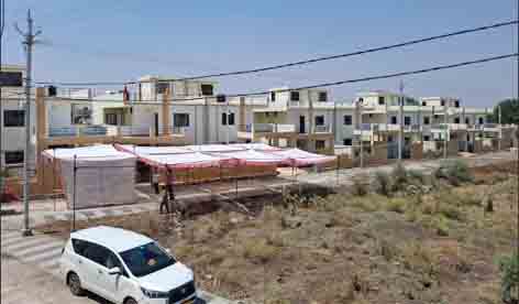 छिंदवाड़ा यशो:- प्रधानमंत्री आवास योजना के अंतर्गत इमलीखेड़ा में बन रहे एमआईजी भवनो का निरीक्षण बुधवार को नगर निगम आयुक्त चंद्रप्रकाश राय के द्वारा किया गया। इस दौरान आयुक्त के साथ नगर निगम के कार्यपालन यंत्री ईश्वर सिंह चंदेली उपस्थित रहे।