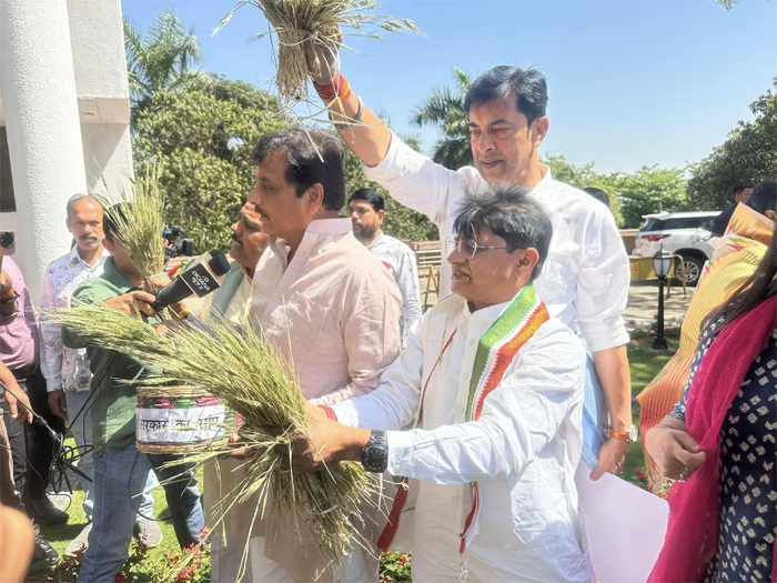 सिवनी यशो:- विधानसभा के प्रारंभ हुये बजट सत्र में मंगलवार11 मार्च को केवलारी विधायक ठा. रजनीश हरवंश सिंह एवं कांग्रेस विधायक दल ने किसानों की माँगों को लेकर अलग अंदाज में प्रदर्शन किया, और किसानों की बेहतर सुविधाएँ देने की मांग की ।