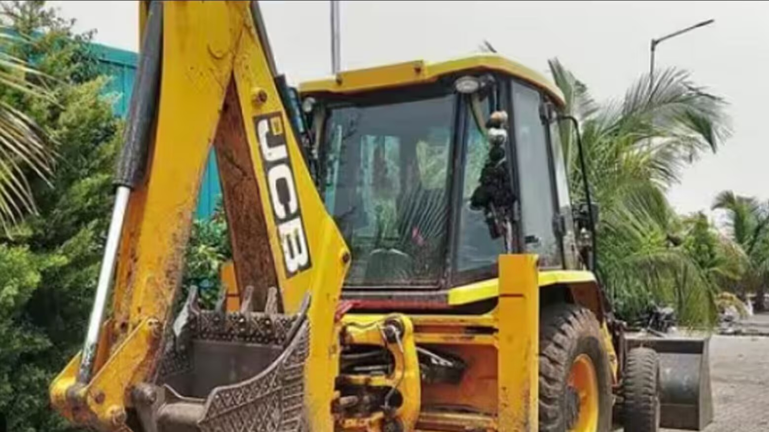 सिवनी यशो:- जोड़ा पुल से लेकर नगझर तक शहर का मुख्य मार्ग चौड़ीकरण का चल रहा कार्य निर्धारित डीपीआर के अनुसार बनाने के लिये सीमा में हुये अतिक्रमण को हटाने के लिये प्रशासन सख्त नजर आ रहा है । जानकारी के अनुसार प्रशासन संबंधितो से इस संबंध में चर्चा भी कर रहा है और इसके साथ ही राजनैतिक दलों के से अपेक्षा भी व्यक्त कर चुका है कि नगर की यातायात व्यवस्था को सुरक्षा की दृष्टि से व्यवस्थित करने में सहयोग करें । निर्माण एजेंसी के साथ राजस्व एवं नजूल विभाग द्वारा जो नाप किया गया है उस नाप के चिन्हित अतिक्रमण को हटाने की कार्यवाही एक दो दिन में तेजी से चल सकती है ।