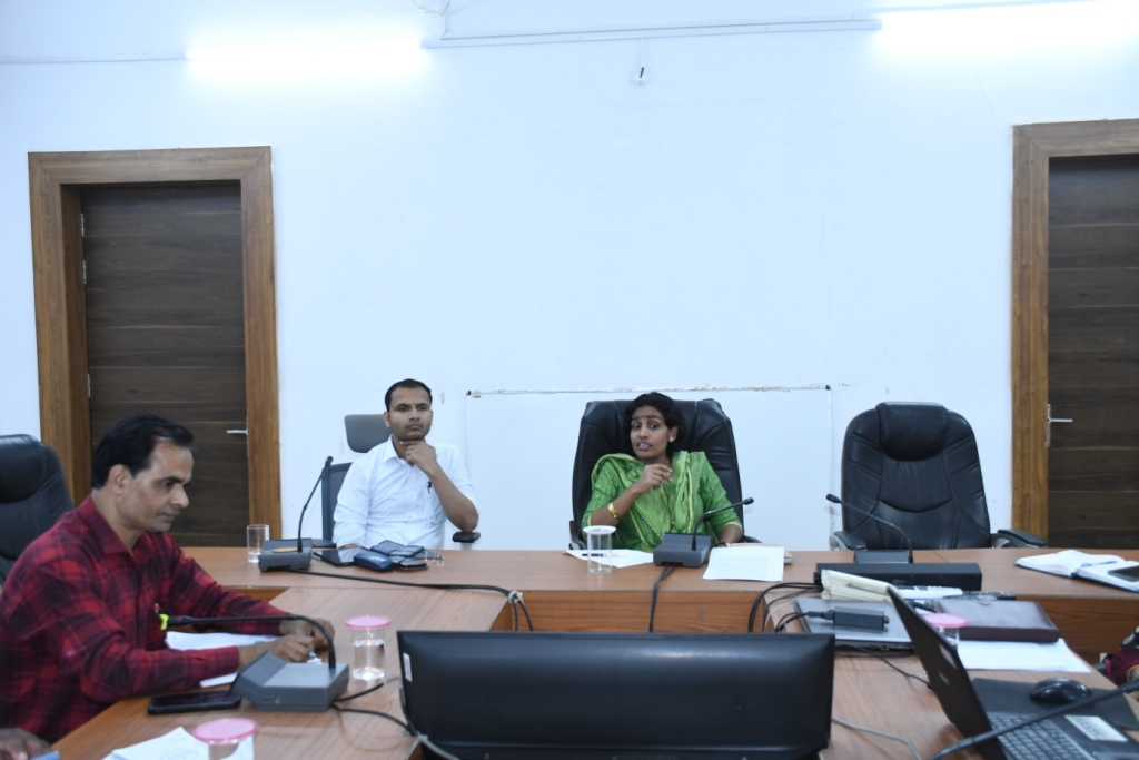 सिवनी यशो :- कलेक्टर सुश्री संस्कृति जैन ने मंगलवार 11 मार्च को मध्यप्रदेश डे-राज्य ग्रामीण आजीविका मिशन के अधिकारियों की बैठक लेकर विभागीय कार्यों की विस्तृत समीक्षा की। बैठक में मुख्य कार्यपालन अधिकारी जिला पंचायत सिवनी नवजीवन विजय, जिला परियोजना प्रबंधक मध्य प्रदेश राज्य ग्रामीण आजीविका मिशन राजेंद्र शुक्ला, सहायक संचालक उद्यान डॉ आशा उपवंशी वासेवार, उप संचालक कृषि मोरिस नाथ, उप संचालक मत्स्योद्योग श्री मरावी, महाप्रबंधक जिला व्यापार एवं उद्योग केंद्र सिवनी, लीड बैंक मैनेजर सहित सभी ब्लॉक परियोजना प्रबंधक आजीविका मिशन की उपस्थिति रही।