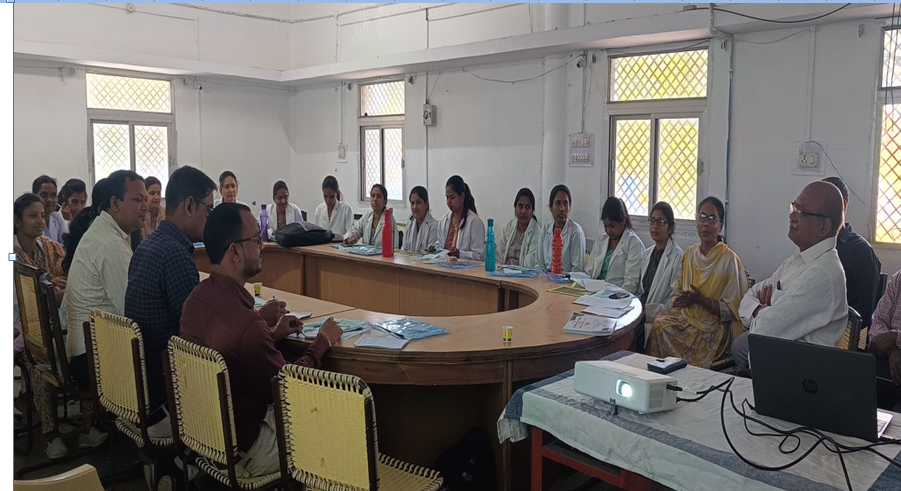 सिवनी यशो:- खाद्य सुरक्षा अधिकारी खाद सुरक्षा प्रशासन विभाग सिवनी द्वारा जानकारी देते हुए बताया कि प्रदेश शासन के निर्देशानुसार अमजनों को गुणवत्तायुक्त खाद्य सामग्री की उपलब्धता सुनिश्चित कराने को लेकर विभाग द्वारा सतत स्कूलों, कॉलेजों, हाट बाजारों एवं भीड़भाड़ वाले स्थानों में विभागीय जांच दल द्वारा चलित खाद्य प्रयोगशाला के माध्यम से जन जागरुकता एवं प्रशिक्षण कार्यशाला आयोजित की जाती है।