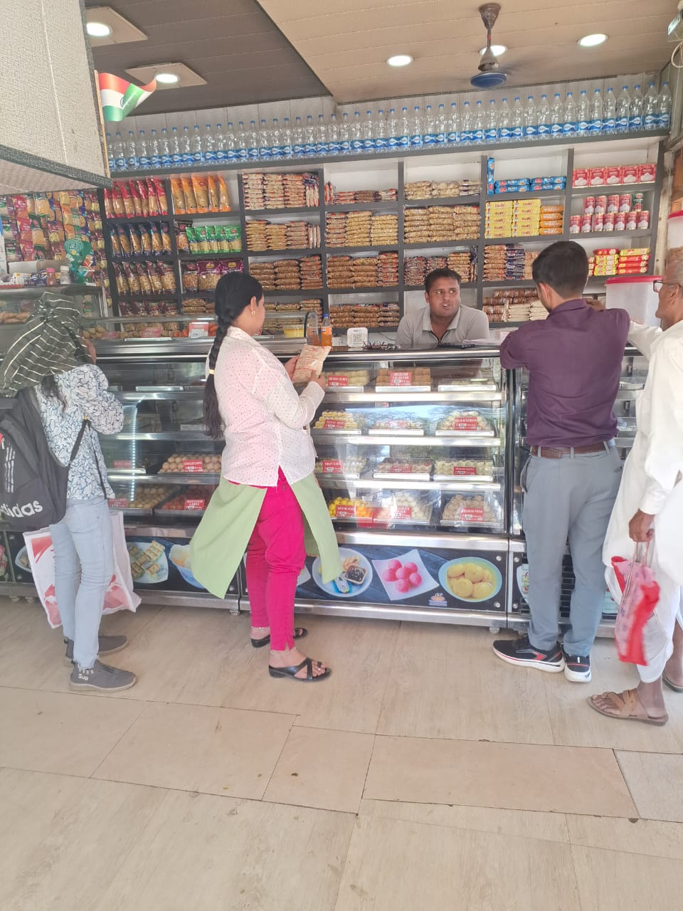 सिवनी यशो:- कलेक्टर सुश्री संस्कृति जैन के आदेश अनुसार , मुख्य चिकित्सा एवं स्वास्थ्य अधिकारी जयपाल सिंह ठाकुर के निर्देशन में खाद्य सुरक्षा प्रशासन सिवनी द्वारा चलित खाद्य प्रयोगशाला के माध्यम से 6 एवं 7 मार्च 2025 को सिवनी शहर में स्थित मिड टाऊन सुपर मार्केट, राहुल किराना स्टोर बाहुबली चौक, मोर एंड मोर सुपर मार्केट, वैशाली राजपुरोहित,गुप्ता स्वीट्स, उत्तम स्वीट्स से नमूने लिए गए