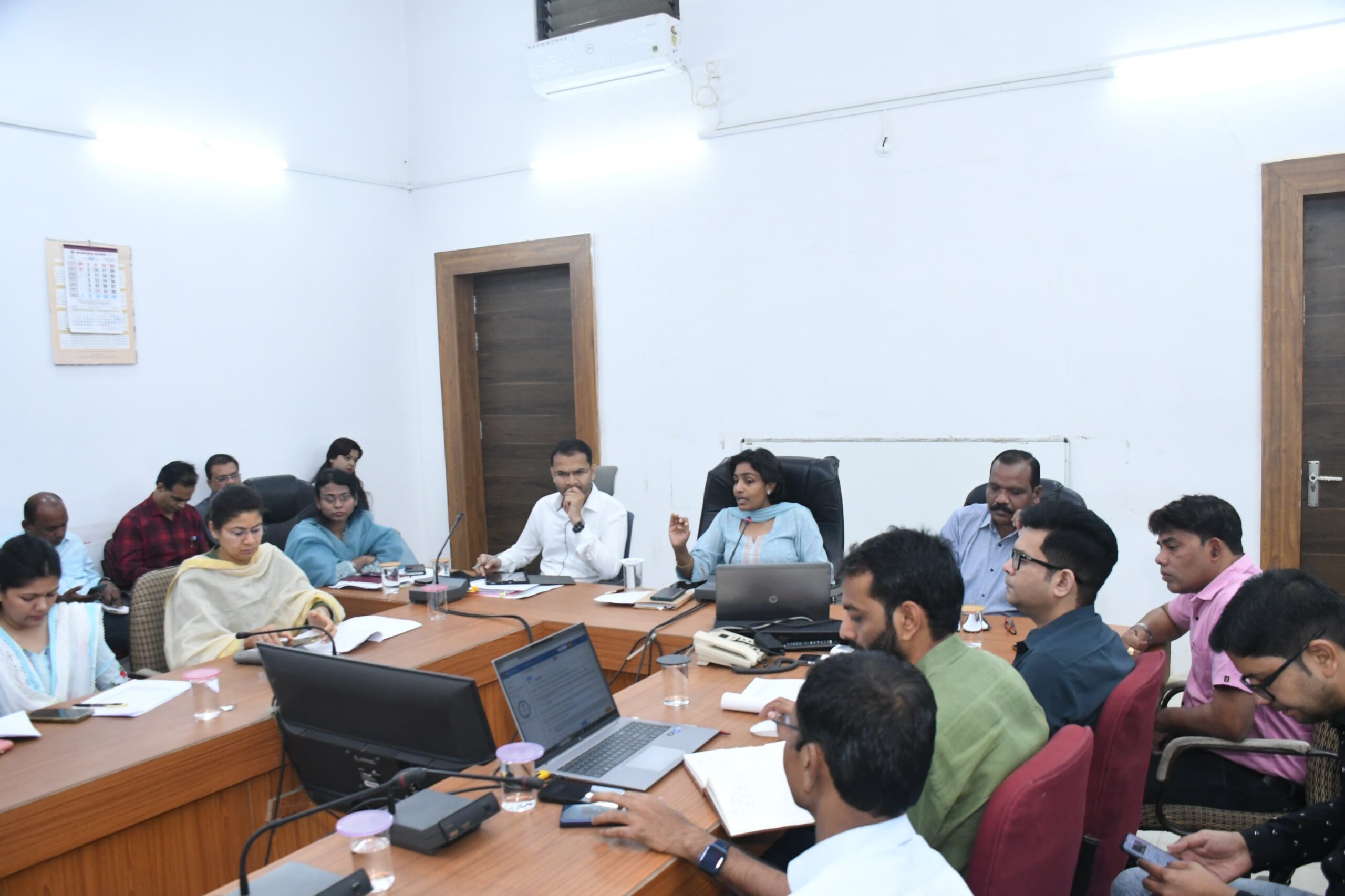 सिवनी यशो:-कलेक्टर सुश्री संस्?कृति जैन की अध्यक्षता में बुधवार 05 मार्च को कलेक्ट्रेट सभाकक्ष में समय-सीमा बैठक आयोजित हुई। बैठक में मुख्य कार्यपालन अधिकारी जिला पंचायत नवजीवन विजय, अपर कलेक्टर सी एल चनाप एवं अपर कलेक्टर सुश्री सुनीता खण्डायत सहित सभी विभागों के कार्यालय प्रमुख उपस्थित थे, वहीं खंडस्तरीय अधिकारी वीडियो कॉफ्रेंसिंग के माध्यम से बैठक में जुड़े थे।