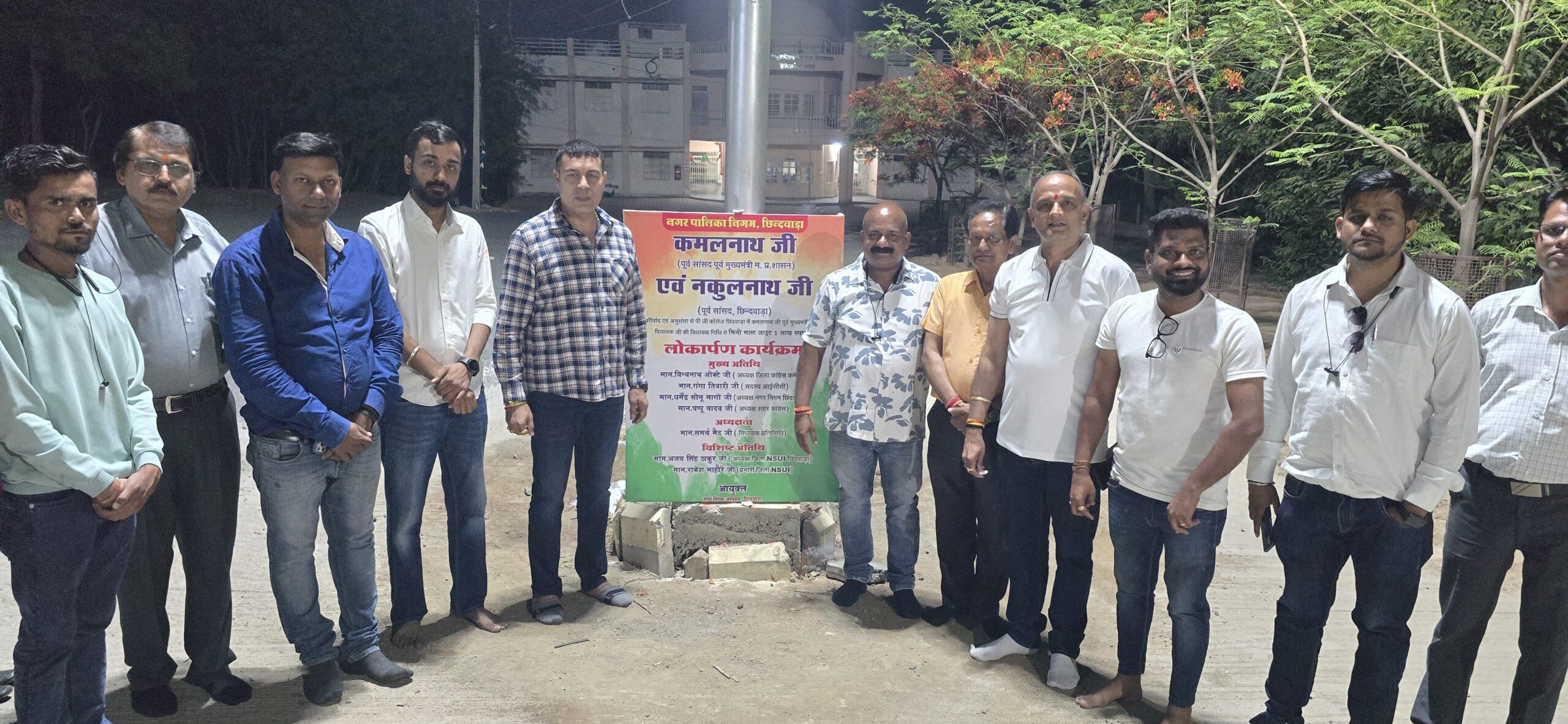 छिंदवाड़ा यशो:- धर्म व अध्यात्म की पावन नगरी छिन्दवाड़ा में जगत गुरू शंकराचार्य शारदा मठ के पीठाधीश्वर स्वामी सदानंद सरस्वती महाराज का मंगल आगमन हुआ। स्थानीय राजीव कांग्रेस भवन के समक्ष माननीय कमलनाथ जी एवं माननीय नकुलनाथ जी व समस्त जनमानस की ओर से कांग्रेस परिवार के सदस्यों ने जगत गुरू शंकराचार्य महाराज स्वामी सदानंद सरस्वती महाराज का पुष्प वर्षा, पुष्प गुच्छ व पुष्हार भेंट कर भव्य स्वागत व अभिनंदन किया। स्थानीय राजीव कांग्रेस भवन के समक्ष कांग्रेस परिवार के द्वारा आतिशबाजी, ढोल, गाजे व बाजों के साथ महाराज श्री का भव्य स्वागत अभिनंदन किया। महाराज श्री के चरणों में प्रणाम कर सभी के लिए सुख, शांति व समृद्धि की कामना की। अनुशासित व कतारबद्ध खड़े होकर कांग्रेस परिवार के प्रत्येक सदस्य ने जगत गुरू शंकराचार्य महाराज स्वामी सदानंद सरस्वती महाराज के दिव्य व अलौकिक दर्शन कर पुण्य लाभ अर्जित किए।