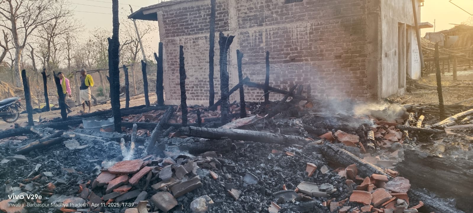 सिवनी यशो:- विकासखंड के ग्राम बरबसपुर में 11अप्रैल को दोपहर लगभग 2 बजे ग्राम के तामसी इनवाती के घर से लगे दो कमरों के कबेलू मकान एवं उससे लगा हुआ मकान में अज्ञात कारणों से आग लग गई आग इतनी भीषण थी कि उसकी चपेट में तीन बकरी और एक बछड़ा कुल चार पालतू मवेशियों की मौत हो गई आग की लपटें देख ग्रामीणों द्वारा 100 डायल को सूचना दी गई ।