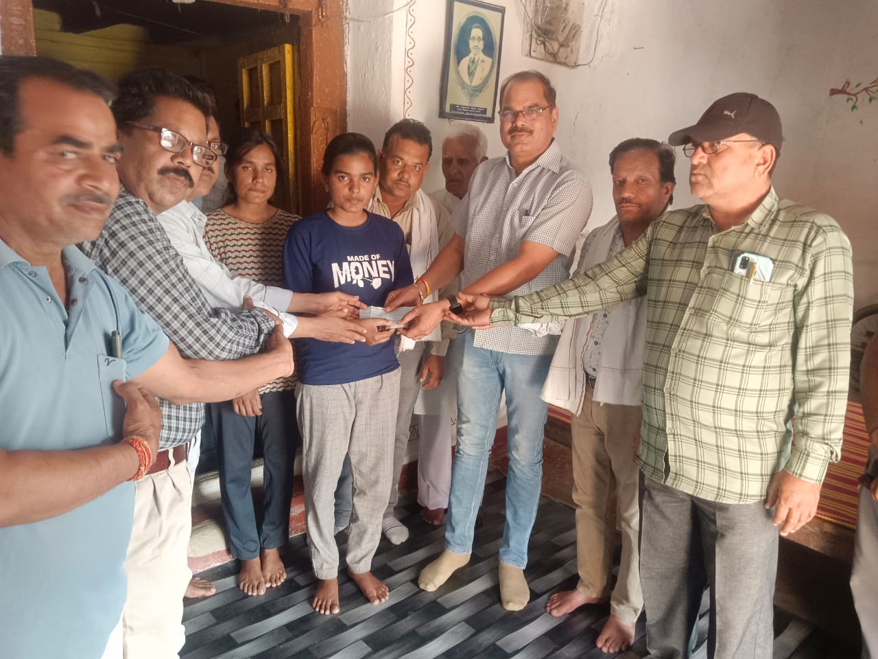 सिवनी यशो:- विगत दिनों सिवनी से माध्यमिक शिक्षा मंडल मूल्यांकन कार्य के प्रशिक्षण से अपने गृह ग्राम सुनवारा लौट रहे माध्यमिक शिक्षक बृजराज सिंह बघेल और लखन लाल झरिया एक सड़क दुर्घटना के शिकार हो गए थे, जिसमें बृजराज सिंह बघेल की दुर्घटना स्थल पर ही मृत्यु हो गई थी और लखनलाल झरिया गंभीर रूप से घायल हुए थे जिनका इलाज जारी है ।