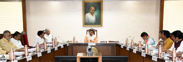 भोपाल यशो: - मुख्यमंत्री डॉ. मोहन यादव की अध्यक्षता में मंगलवार को मंत्रि-परिषद की बैठक में प्रदेश के नगरों एवं ग्रामीण क्षेत्रों के साधारण और ग्रामीण मार्गों में संगठित, सुविधाजनक एवं सुरक्षित यात्री परिवहन बस सेवायें उपलब्ध कराने के लिए "मुख्यमंत्री सुगम परिवहन सेवा" प्रारम्भ करने को सैद्धांतिक स्वीकृति प्रदान की गयी । प्रदेश में ग्रामीण एवं साधारण मार्गों का ट्रैफिक एवं मार्ग सर्व तथा बसों की फ्रीक्वेन्सी निर्धारित करते हुये एक व्यवस्थित प्लानिंग अनुसार यात्री बसों को चलाया जायेगा। मंत्रि-परिषद द्वारा मध्यप्रदेश राज्य में सुगम सुरक्षित एवं विनियमित यात्री परिवहन सुविधा, निजी क्षेत्र के माध्यम से उपलब्ध कराये जाने का निर्णय लिया गया है।