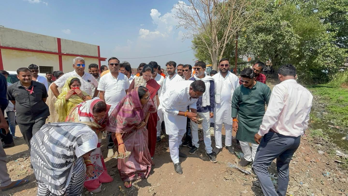 सिवनी यशो:- डॉ. बाबासाहेब भीमराव अंबेडकर जयंती के पूर्व भारतीय जनता पार्टी दक्षिण नगर मंडल द्वारा सेवा बस्ती अंबेडकर वार्ड में दिनभर जनसेवा और स्वच्छता से जुड़े विविध कार्यक्रमों का आयोजन किया गया। कार्यक्रमों में भाजपा जिला अध्यक्ष श्रीमती मीना बिसेन, सांसद श्रीमती भारती पारधी, एवं विधायक दिनेश राय मुनमुन ने सहभागिता कर जनसंवाद एवं सेवा का संदेश दिया।