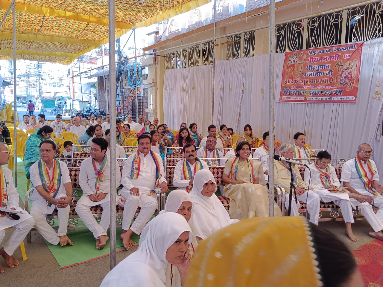 सिवनी यशो:- पूज्य जैन साध्वी भगवंतो के मंगल सानिध्य व आशीर्वाद से सिवनी विधायक मुनमुन राय,एवं जिला कलेक्टर श्रीमती संस्कृति जैन की गरिमा मई उपस्थिति में सकल जैन समाज सिवनी व पुरूष महिला जीतो चेप्टर सिवनी के सफल तत्वावधान में राम मंदिर के बाजू वाले प्रांगण में महामंत्र णमोकार जप का आयोजन प्रात: 8.00 बजे से प्रारंभ किया गया। मंत्र जप के पूर्व राजा मालू के सुंदर भजनों के माध्यम से मंगलाचरण,तत्पश्चात् मुख्य अतिथियों एवं सकल जैन समाज के वरिष्ठ सदस्य एवं पदाधिकारीगणों द्वारा भगवान महावीर के चित्र के सम्मुख दीप प्रज्जवलन किया गया।