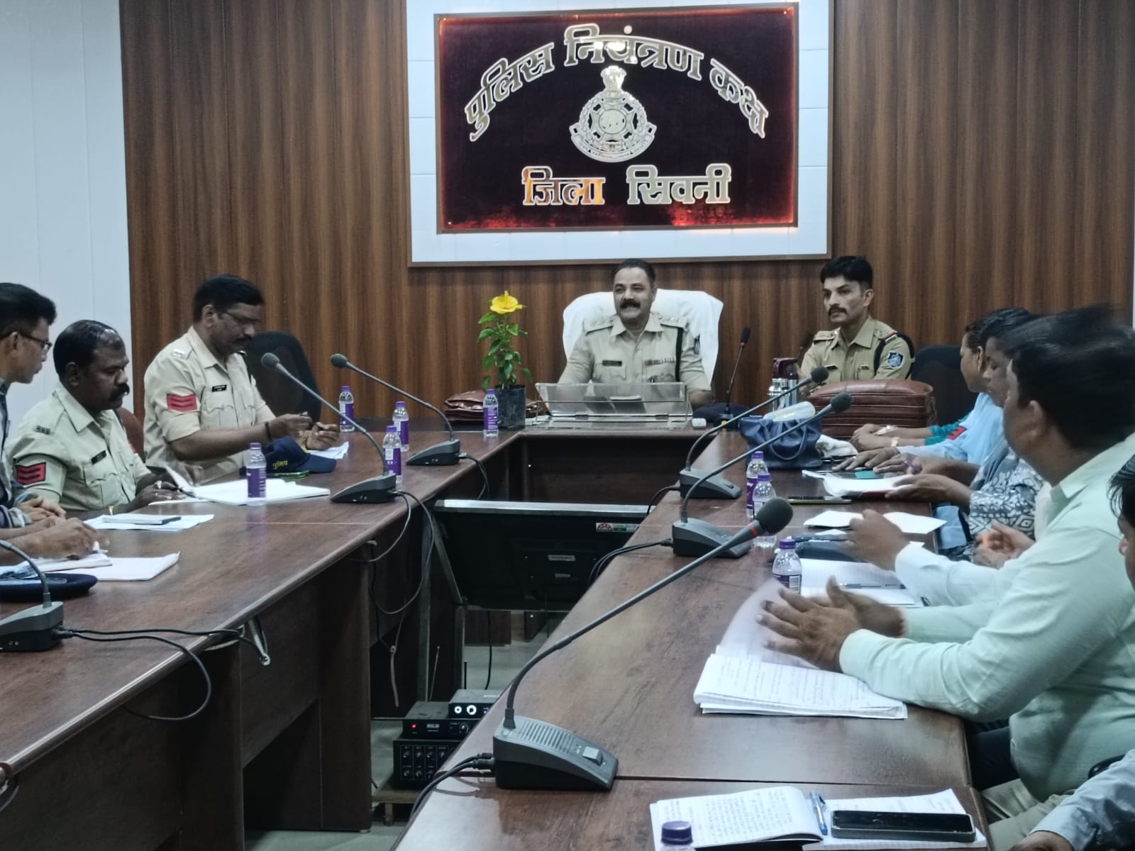सिवनी यशो:-पुलिस मुख्यालय द्वारा जारी दिशा निर्देशों के पालन में पुलिस अधीक्षक सिवनी सुनील मेहता के कुशल नेतृत्व में 03 दिवसीय कार्यशाला के तृतीय दिवस मुख्य वक्ता व प्रशिक्षक डीएसपी महिला प्रकोष्ठ प्रदीप वाल्मीकि निरीक्षक ओमेश्वर ठाकरे द्वारा जिले के समस्त थाने व चौकियों से प्रतिभागी विवेचकों को कार्यशाला