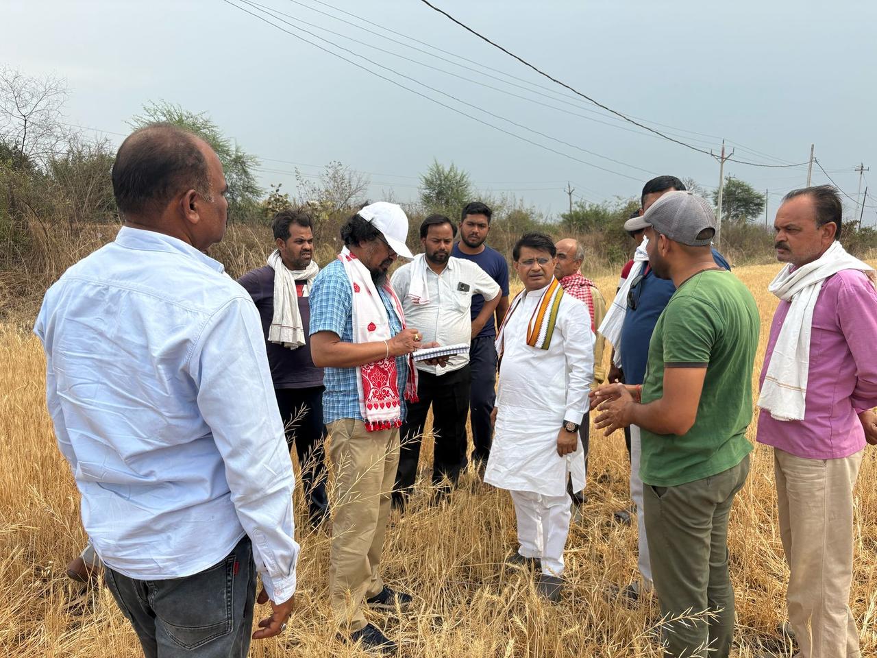 सिवनी यशो:- केवलारी विधायक ठा.रजनीश हरवंश सिंह के द्वारा पिछले दिनों विधानसभा सत्र के दौरान सदन में केवलारी विधानसभा क्षेत्रांतर्गत भीमगढ़ डेम से सिंचित टेल क्षेत्र में पानी न मिलने के कारण सूखी (खऱाब) फसलों की जाँच कराये जाने एवं किसानों को उचित मुआवज़ा राशि प्रदान किए जाने की माँग की गयी थी । विधायक की मांग एवं क्षेत्रीय जनता के द्वारा लगातार आंदोलन फसल बर्बाद से संबंधित ज्ञापन सौंपे गये थे जिस जल संसाधन मंत्री तुलसी सिलावट ने जाँच निर्देश दिये । विभागीय मंत्री के आदेश अनुसार केवलारी विधानसभा क्षेत्र में हुई नुकसानी के लिये प्रदेश स्तरीय जाँच दल गठित जिसके द्वारा सिवनी जिले के केवलारी पहुँचकर 09 अप्रैल एवं 10 अप्रैल को खेतो पहुँचकर सूखी हुई फसल की जाँच की है एवं किसानों से चर्चा करते हुये यह भी कहा है कि सरकार नई सिंचाई परियोजनाओं के निर्माण के लिये प्रस्ताव भी तैयार करवा रही है ।