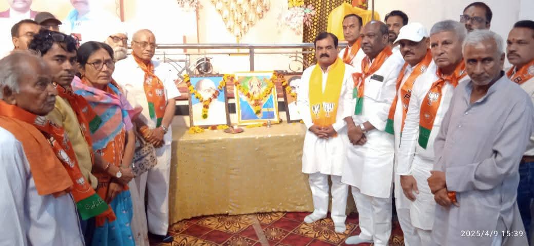 सिवनी यशो:- भारतीय जनता पार्टी बरघाट में चल रहे स्थापना दिवस पखवाड़े के कार्यक्रमों की श्रृंखला में बरघाट विधानसभा के पांचों मंडलों के सक्रिय कार्यकर्ताओं का सम्मेलन एवं प्रशिक्षण आदर्श लॉन में सम्पन्न हुआ। इस कार्यकर्ता सम्मेलन में मुख्य वक्ता के रूप में पूर्व सांसद डॉक्टर ढालसिंह बिसेन, पूर्व जिला अध्यक्ष सुजीत जैन, क्षेत्रीय विधायक कमल मर्सकोले उपस्थित रहे। कार्यक्रम का शुभारंभ संगठन गीत एवं भारत माता तथा पितृ पुरुषों के छायाचित्रो पर माल्यार्पण से हुआ। तत्पश्चात विधायक कमल मर्सकोले व अन्य अतिथियों ने कार्यक्रम में उपस्थित सक्रिय सदस्यों के ऊपर पुष्प वर्षा कर उनका वंदन अभिनंदन किया। विधायक कमल मर्सकोले ने अपने निर्धारित बिंदु "प्रधानमंत्री नरेन्द्र मोदी जी के नेतृत्व में विकसित भारत का स्वरूप" विषय पर अपना व्याख्यान प्रस्तुत किया। विधायक कमल मर्सकोले ने 2003 से पहले के मध्यप्रदेश तथा 2014 के पहले के भारत का तुलनात्मक स्वरूप कार्यकर्ताओं के समक्ष रखा तथा बताया कि देश का जो वर्तमान विकसित स्वरूप हम? सभी के सामने है वो प्रधानमंत्री नरेन्द्र मोदी जी की दूरदर्शी सोच तथा राष्ट्र प्रथम विचारधारा की वजह से ही है। विधायक मर्सकोले ने कहा कि अब हमारे प्रधानमंत्री जी एक राष्ट्र एक चुनाव की ओर अग्रसर हो रहे हैं जिसके लिए हम सभी को समाज के अंतिम पायदान पर खड़े व्यक्ति का समर्थन प्राप्त करने के लिए काम करना है। भाजपा के शासन में जो कार्य हो रहे है उसकी प्रमाणिकता है विकास की गति जनता अनुभव कर रही है तो योजनाओं का राशि संबंधित के खाते में शत प्रतिशत आ रहा है यह भाजपा की सत्ता का परिणाम है और सत्ता में शुचिता की प्रमाणिकता है ।