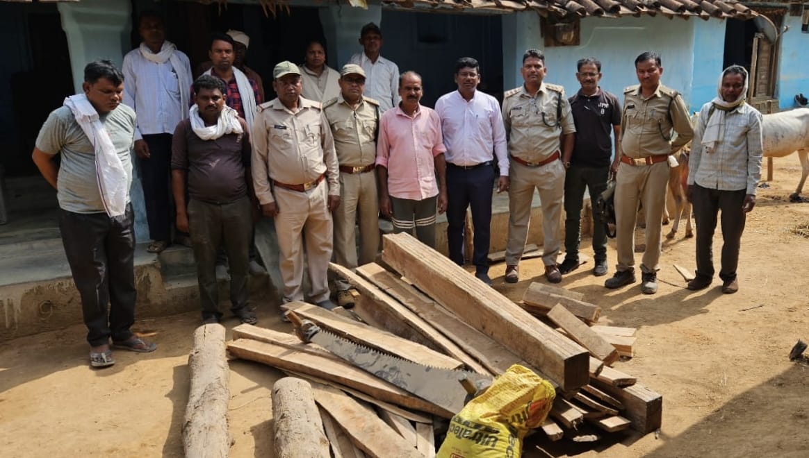 सिवनी यशो:- म.प्र. राज्य वन विकास निगम, लिमि. बरघाट परियोजना मण्डल, सिवनी के परियोजना परिक्षेत्र पांडिया छपारा अंतर्गत दिनांक 19.04.2025 को मुखबिर से सूचना प्राप्त होने पर संभागीय प्रबंधक श्रीमती भारती ठाकरे (भा.व.से.) के निर्देशनानुसार सर्च वारंट जारी कर, उपसंभागीय प्रबंधक अनिल कुमार क्षत्रिय के मार्गदर्शन में प्रभारी परियोजना परिक्षेत्र अधिकारी पांडिया छपारा एस. के. बनवाले एवं अधिनस्थ वन अमले द्वारा परियोजना परिक्षेत्र पांडिया छपारा अंतर्गत आने वाले ग्राम उगदीवाडा तह-केवलारी, जिला सिवनी निवासी थानसिंह आत्मज झामाजी राहंगडाले के पुराने एंव नये घर की तालाशी के दौरान अवैध रूप से रखे गये सागौन 02 नग ल_ा 0.061 घन.मी. 34 नग सागौन चिरान 0.193 घन.मी. एवं 08 सागौन चौखट 39 नग 0.501 घन.मी. सागौन कुल 75 नग 0.755 घ.मी. एंव प्रयुक्त औजार हाथ आरा 01 नग, जप्त की गई।