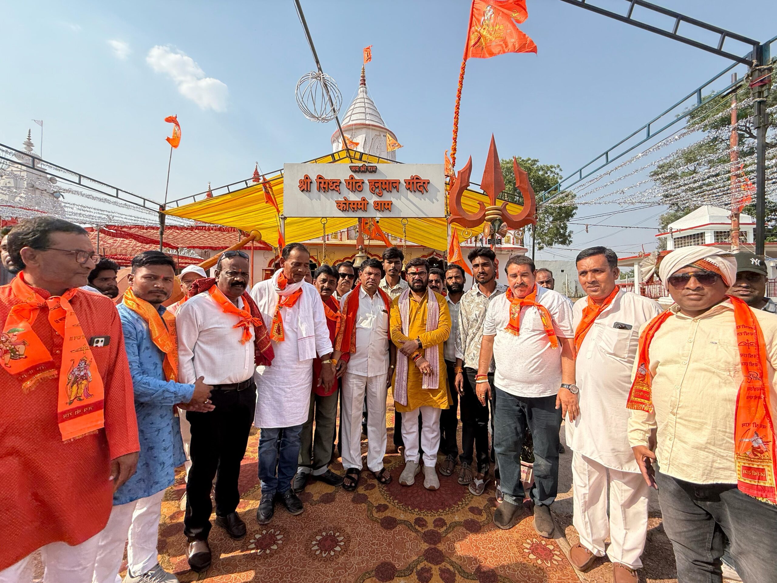 छिंदवाड़ा यशो:- सांसद बंटी विवेक साहू ने सोमवार को कोसमी के हनुमान मंदिर और जाटाछापर में स्थित बगलामुखी माता मंदिर में माथा टेककर विधि विधान से पूजा अर्चना की और जिलेवासियों के लिए सुख समृध्दि की कामना की। वहीं सांसद श्री साहू भोकई में सिध्द बाबा मंदिर में आयोजित विशाल देवी जागरण में एवं भायदे कॉलोनी छिंदवाड़ा में सोनी परिवार द्वारा आयोजित भंडारे में शामिल हुए।