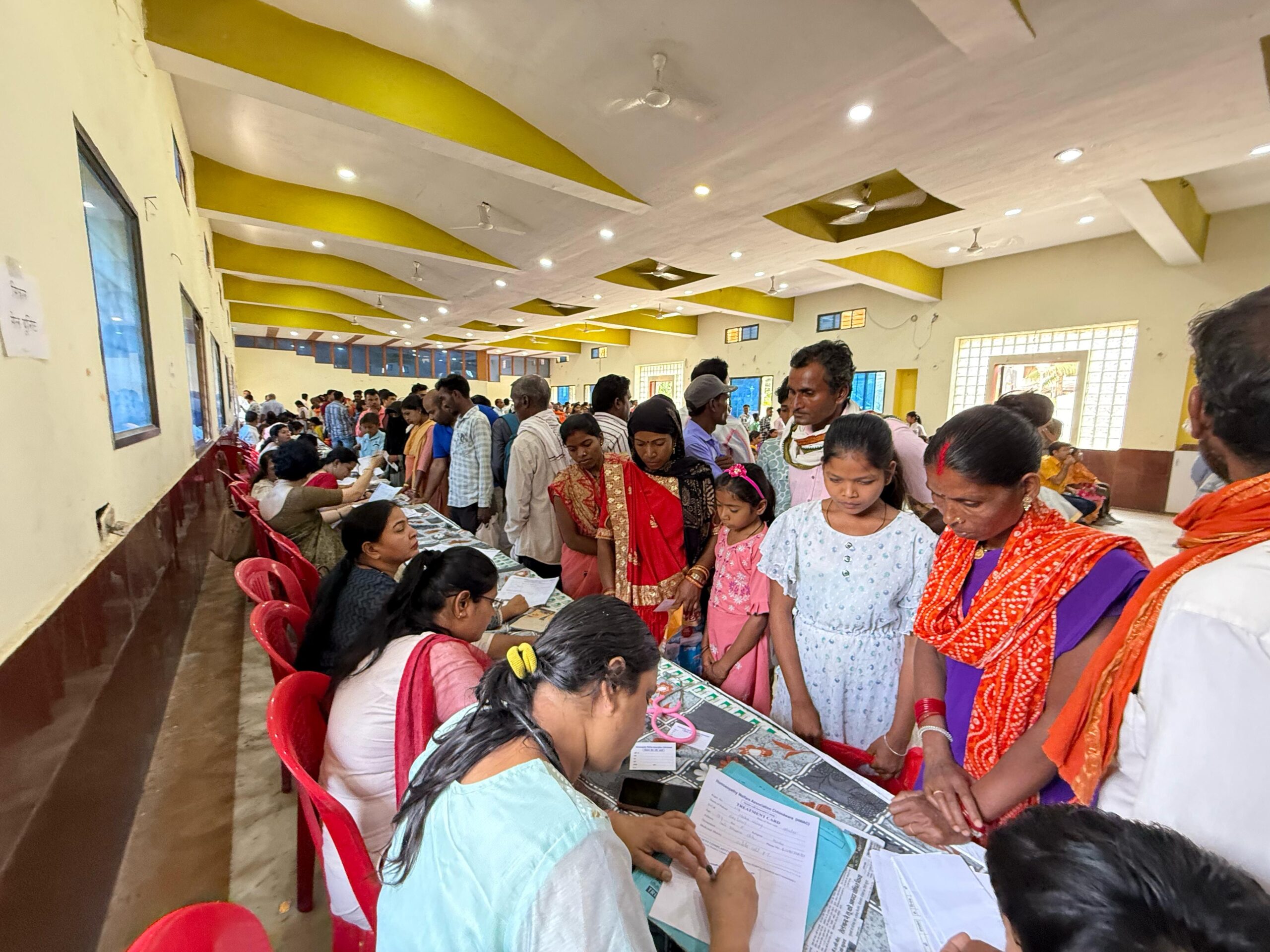 छिंदवाड़ा यशो:-अपने लोकसभा क्षेत्र में जन जन के स्वास्थ्य की चिंता करने वाले संवेदनशील सांसद बंटी विवेक साहू सतत् रूप से नि:शुल्क स्वास्थ्य शिविर लगाकर जन स्वास्थ्य की दिशा में लगातार काम कर रहे हैं। इसी कड़ी में सांसद बंटी विवेक साहू के नेतृत्व में छिंदवाड़ा होम्योपैथी एसोसिएशन द्वारा जिले के सभी सिकल सेल रोगियों की सेवार्थ नि:शुल्क पैथोलॉजी जांच और होम्योपैथी इलाज का शिविर पूजा लॉज छिंदवाड़ा में लगाया गया। शिविर में कुल 2000 पंजीयन हुए, 1650 से अधिक मरीजों ने अपना इलाज और 240 मरीजों ने पैथालॉजी जांच कराई। इसमें से 1047 मरीज सिकल सेल के शिविर में पहुचे थे।