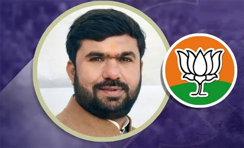 छिंदवाड़ा यशो:- पांढुर्णा जिले के मोहगांव जलाशय के पीडि़त किसान अपनी मूलभूत सुविधाओं की मांग को लेकर जल संसाधन कार्यालय के सामने धरने पर बैठ गए थे। जिसकी जानकारी मिलते ही सांसद बंटी विवेक साहू ने किसानों से मुलाकात करते हुए उनकी समस्याओं को जाना और तत्काल ही कलेक्टर अजय देव षर्मा को फोन कर किसानों की मांगो का षीघ्र निराकरण करने के लिये कहा, साथ ही किसानों को आष्वासन दिया कि वे जल्द ही भोपाल में मंत्री एवं अधिकारियों से मुलाकात कर उनकी मांगों का निरकरण कराईगे ।