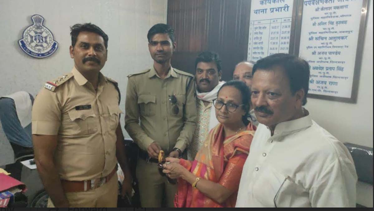 छिंदवाड़ा यशो:- जैन समाज की महावीर जयंती की शोभायात्रा मे दोपहर के समय शामिल हुई महिला कल्पना पाटोदी पति प्रदीप पाटोदी उम्र 60 साल निवासी गोलगंज का हाथ मे पहना हुआ लगभग 3.5 तोला वजनी सोने का कंगन शोभायात्रा मे पैदल चलते हुए छोटी बाजार रोड मे कही गिर गया था जिसकी कीमत लगभग 3 लाख रूपये थी महिला के द्वारा थाना में सूचना देने पर थाना प्रभारी कोतवाली उमेश गोल्हानी के द्वारा बीट के आरक्षक रामकुमार जाटव को तत्काल कंगन की तलाश पतासाजी हेत सीसीटीवी फुटेज देखने को कहा गया आरक्षक रामकुमार के द्वारा त्वरित कार्यवाही कर कंगन घुमने के स्थान के आस पास लगे सी सी टी कैमरे की फुटेज देखी गई ।