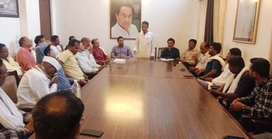 छिंदवाड़ा यशो:-अष्ट सिद्धि नव निधि के दाता, संकटों को हरने वाले व बल बुद्धि देने वाले श्री हनुमान जी महाराज के जन्मोत्सव को कांग्रेस दिव्य व भव्य तरीके से मनाएगी। आयोजन को लेकर लगातार तैयारियां की जा रही है। इसी क्रम में आज स्थानीय राजीव कांग्रेस भवन में महत्वपूर्ण बैठक का आयोजन किया गया। छिन्दवाड़ा ग्रामीण भाग एक व भाग दो की आयोजित बैठक में हनुमान जन्मोत्सव की तैयारियों पर चर्चा की गई। उपस्थित पदाधिकारियों के समक्ष वरिष्ठ कांग्रेजन ने कार्यक्रम की रूपरेखा प्रस्तुत की साथ ही उनसे सुझाव भी मांगे ताकि आयोजन को और भव्यता प्रदान की जा सके।