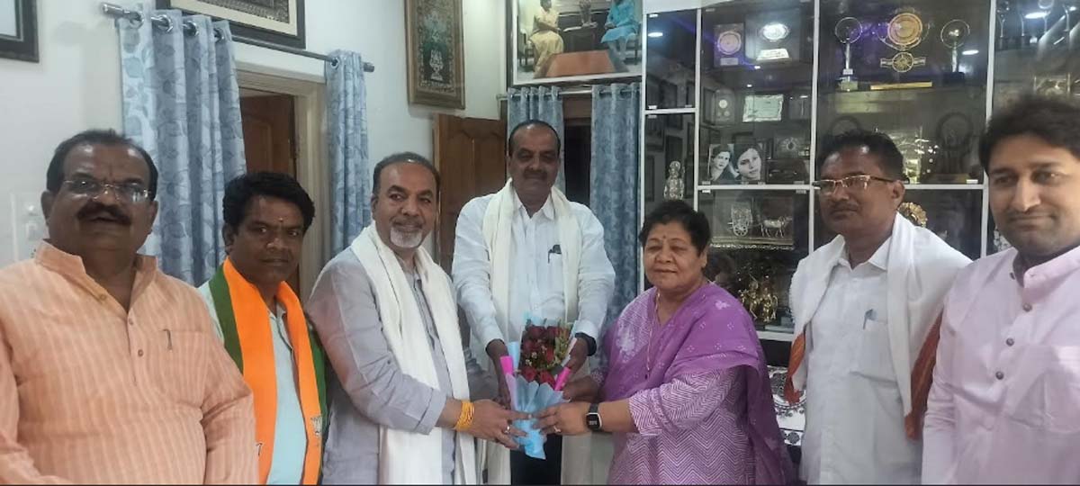 पूर्व राज्यपाल सुश्री उईके ने उनका सम्मान किया इस अवसर पर भाजपा नेता विजय पांडे, अजय सक्सेना, गोविंद चौरसिया, चन्द्रभान देवरे, महेश्वर मर्सकोले उपस्थित थे।