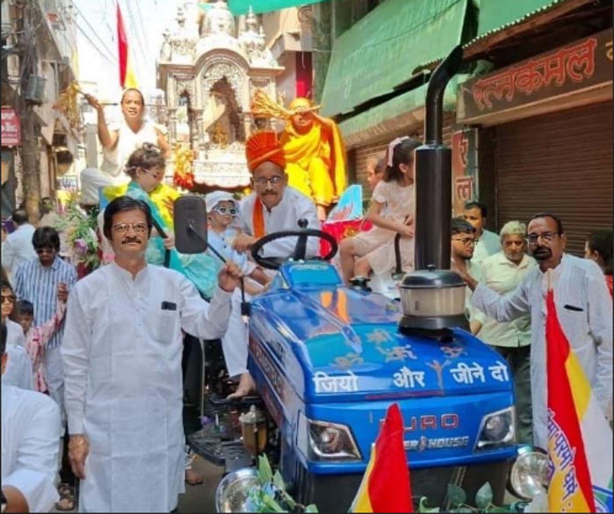 छिंदवाड़ा यशो:- चैत्र सुदी तेरस के शुभ दिन मध्यप्रदेश की धर्म नगरी छिंदवाड़ा में सकल जैन समाज ने अहिंसा के प्रणेता वर्तमान शासन नायक 1008 तीर्थंकर महावीर भगवान का 2624 वां जन्मकल्याणक महोत्सव विविध अनुष्ठानों के साथ भक्ति भाव पूर्वक मनाया। प्रात:काल की मंगल बेला पर प्रभात फेरी से महोत्सव का शुभारंभ हुआ, जिसमें प्रमुख रूप से सांसद विवेक बंटी साहू शामिल हुए। इस अवसर पर नगर के समस्त जैन मंदिरों में विशेष पूजन की गई। इस अवसर पर कार्यक्रम में समाज के लोग बड़ी संख्या में शामिल हुए जिसमे प्रमुख रूप से सुधीर कुमार पाटनी, चन्दू जैन, व अन्य समाज के पदाधिकारी शामिल हुये।