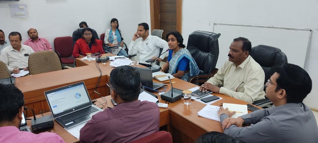 सिवनी यशो:- कलेक्टर सुश्री संस्कृति जैन की अध्यक्षता में मंगलवार 01 अप्रैल को कलेक्ट्रेट सभाकक्ष में समय-सीमा बैठक आयोजित हुई। बैठक में मुख्य कार्यपालन अधिकारी जिला पंचायत श्री नवजीवन विजय, अपर कलेक्टर सी एल चिनाप, अपर कलेक्टर सुश्री सुनीता खण्डायत सहित सभी विभागों के कार्यालय प्रमुख उपस्थित थे, वहीं खंडस्तरीय अधिकारी वीडियो कॉफ्रेंसिंग के माध्यम से बैठक में जुड़े थे।