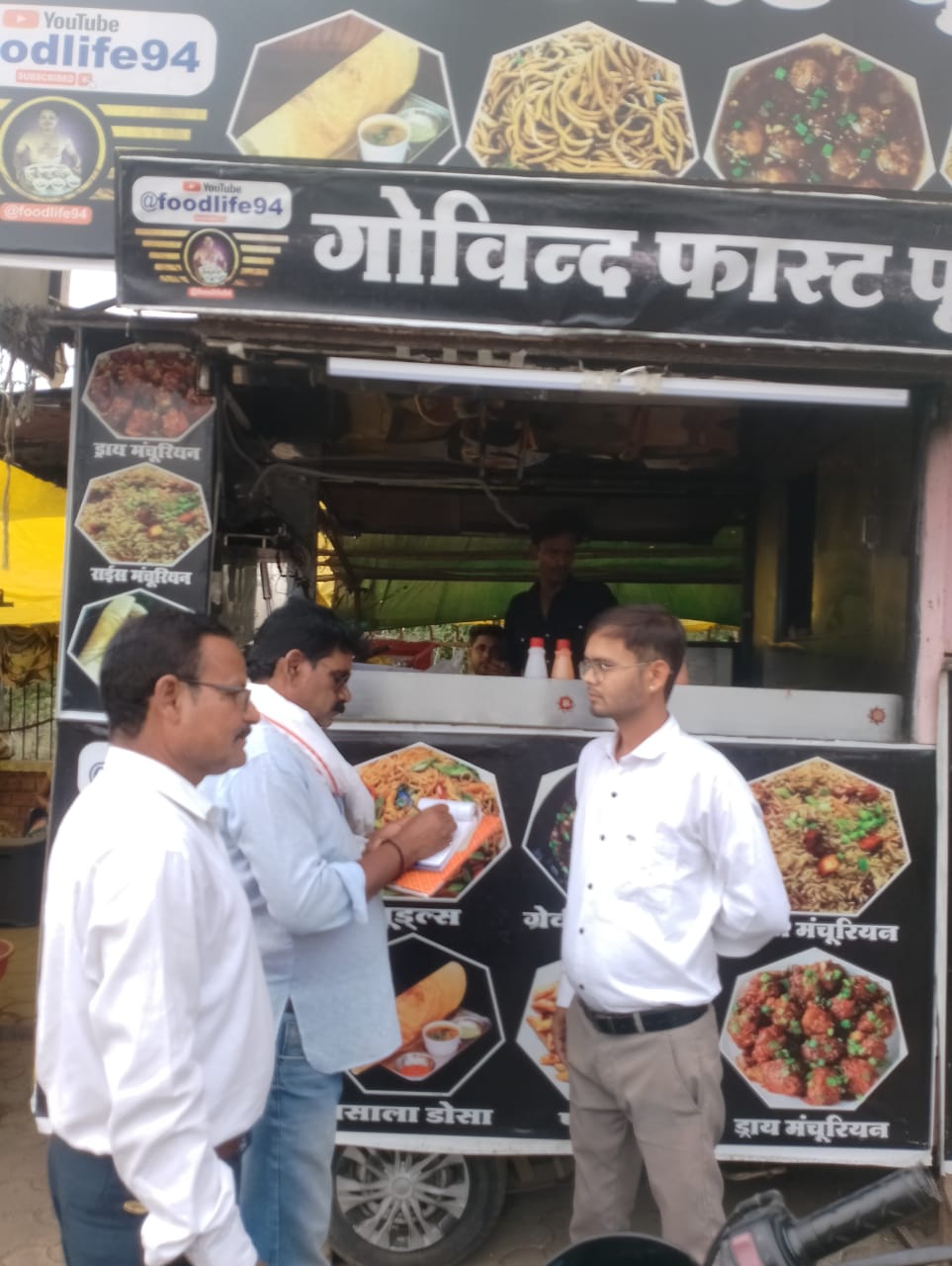 सिवनी यशो :- आज दिनांक 22 मई 2025 को मुख्य नगरपालिका अधिकारी विशाल सिंह मस्कोले के निर्देशन में नगर पालिका स्वास्थ्य विभाग अमले के द्वारा दादू धर्मशाला, भगत सिंह वार्ड सिवनी स्थित दुकानों का निरीक्षण किया गया। निरीक्षण के दौरान यह देखा गया कि दुकानदार द्वारा दुकानों के सामने पालीथिन व अन्य सामग्री फेंकी गई है।