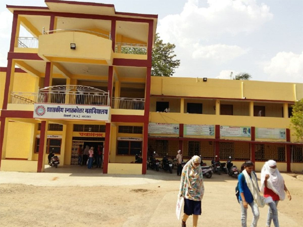 सिवनी यशो:- शासकीय पॉलिटेक्निक महाविद्यालय सिवनी में विगत 6 मई 2025 को सुब्रोस लिमिटेड नोएडा एवं सिएट टायर्स लिमिटेड नागपुर द्वारा संस्था के छात्र छात्राओं हेतु कैंपस रिक्रूटमेंट का आयोजन किया गया। सर्वप्रथम कंपनी के एचआर मैनेजर द्वारा कंपनी के संबंध में प्री प्लेसमेंट जानकारी दी गई, तदोपरांत ऑनलाइन टेस्ट, साइकोलॉजिकल टेस्ट एवं इंटरव्यू के पश्चात अंतिम चरण सूची जारी की गई, जिसमें सुब्रोस लिमिटेड में 50 छात्र छात्राओं का 2.44 लाख प्रति वर्ष के पैकेज पर चयन किया गया एवं सिएट टायर्स लिमिटेड में 25 छात्र छात्राओं का 2.2 लाख प्रति वर्ष के पैकेज पर चयन किया गया।