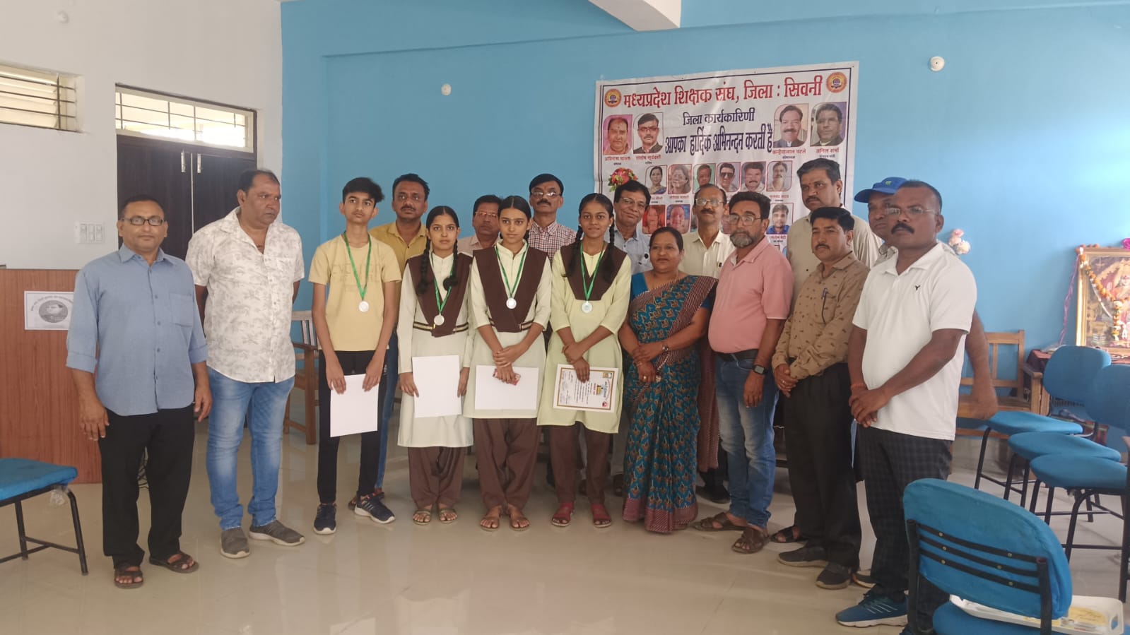 सिवनी यशो:-म.प्र. शिक्षक संघ जिला सिवनी द्वारा 10वीं एवं 12वीं की परीक्षा में उत्कृष्ट प्रदर्शन कर अपनी शाला और जिले का नाम रोशन करने वाले मेधावी विद्यार्थियों का सम्मान किया गया। म.प्र. शिक्षक संघ राष्ट्र हित, शिक्षा हित, छात्र हित एवं शिक्षक हित की अवधारणा पर कार्य करता है। शासकीय उच्चतर माध्यमिक विद्यालय महारानी लक्ष्मीबाई की छात्रा कुमारी श्रद्धा सनोडिय़ा जिसने गृह विज्ञान में प्रथम स्थान प्राप्त किया है तथा नेताजी सुभाष चंद्र बोस उच्च माध्य. विद्यालय कक्षा दसवीं की छात्रा कुमारी माही यादव 96.4 त्नअंक, नेहाल बघेल 93.4 अंक ,सम बघेल 88त्न,कु.कृपा बघेल कक्षा 12वीं में 89त्नअंक प्राप्त किया है।