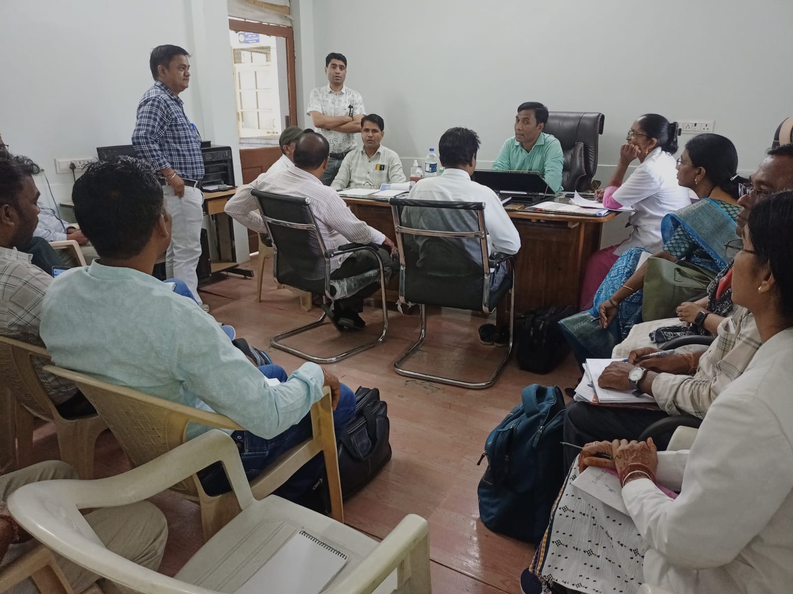 सिवनी यशो :- बीते दिवस जिला मलेरिया कार्यालय, सिवनी में एम.आई. (मलेरिया इंस्पेक्टर) और एम.टी.एस. की समीक्षा बैठक जिला मलेरिया अधिकारी रामजी भलावी के नेतृत्व में सम्पन्न हुई।