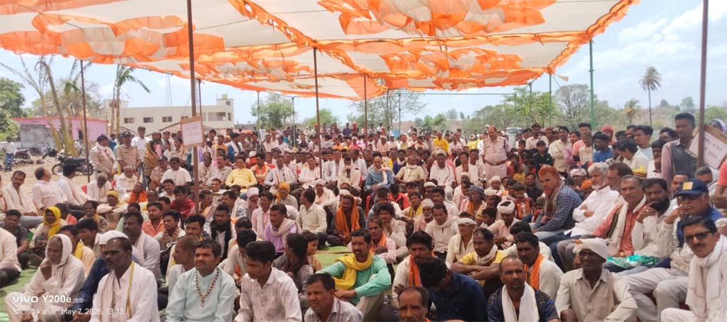 छिंदवाड़ा यशो:- आदिवासियों की पहचान जल, जंगल व जमीन है। उनकी यह पहचान पूर्णत: सुरक्षित रहे इसके लिए कांग्रेस की सरकार में पूर्व प्रधानमंत्री स्व. श्रीमती इंदिरा गांधी जी ने कानून लाया। ताकि आदिवासियों की जमीन, उनके अधिकार, मान व सम्मान बना रहे। आप सभी इस बात के प्रत्याक्षदर्शी है कि जब तक कांग्रेस की सरकार रही तब तक आदिवासियों की जमीन उनके अधिकार किसी ने नहीं छीने। किन्तु वर्तमान भाजपा सरकार में शासन व प्रशासन भी आदिवासियों पर अत्याचार कर रहा है। उक्त उदगार आज जिले के पूर्व सांसद नकुलनाथ ने अमरवाड़ा विधानसभा क्षेत्र के धनौरा में आयोजित क्षेत्रीय कांग्रेस कमेटी की बैठक को सम्बोधित करते हुए व्यक्त किए।