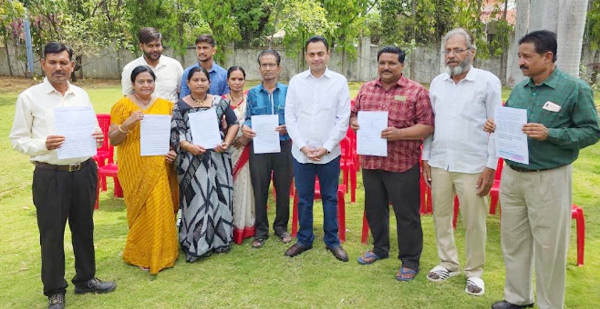 छिंदवाड़ा यशो:- आर्थिक परेशानियों के बीच महानगरों में रहकर उच्च शिक्षा हासिल करना सभी के लिए संभव नहीं होता। विषम परिस्थितियों के चलते प्रतिभावना छात्र-छात्राएं कई बार उच्च शिक्षा प्राप्त करने से वंचित रह जाते हैं। ऐसे युवाओं को नि:शुल्क शिक्षा प्रदान करने का बीड़ा मप्र के पूर्व मुख्यमंत्री कमलनाथ एवं जिले के पूर्व सांसद नकुलनाथ ने उठाया था। नेताद्वय के प्रयासों से चयनित छात्र-छात्राओं को इंदौर के प्रतिष्ठित विश्वविद्यालय से नि:शुल्क शिक्षा प्रदान की गई।