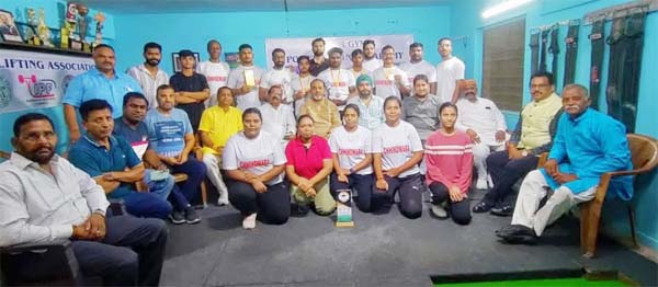 छिंदवाड़ा यशो:- भाजपा जिलाध्यक्ष शेषराव यादव बीते दिनों रतलाम में संपन्न हुई राज्य स्तरीय पावर लिफ्टिंग प्रतियोगिता के पदक विजेताओं से मुलाकात कर उन्हें बधाई दी और आगामी प्रतियोगिताओं के लिए शुभकामनाएं दी।