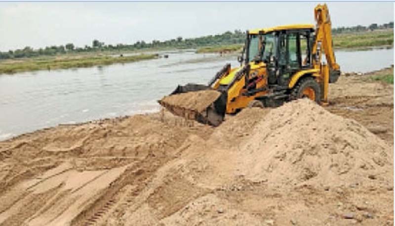 छिंदवाड़ा यशो:- चांद में रेत का अवैध उत्खनन किया जा रहा है लेकिन रेत माफियाओं को अब प्रशासन और पुलिस का भी डर नहीं बचा है। 17 हजार में एक,एक ट्रेक्टर महीने भर यहां से अवैध रेत निकला सकते हैं। तय रकम देने के बाद यहां से निकलने वाली अवैध रेत चांद और चौरई में जहां चाहे वहां सप्लाई की जा सकती है। प्रदेश के बड़े नेताओं का डर बताकर यहां के अधिकारी ही रेत के इस अवैध कारोबार में सीधे शामिल हैं।