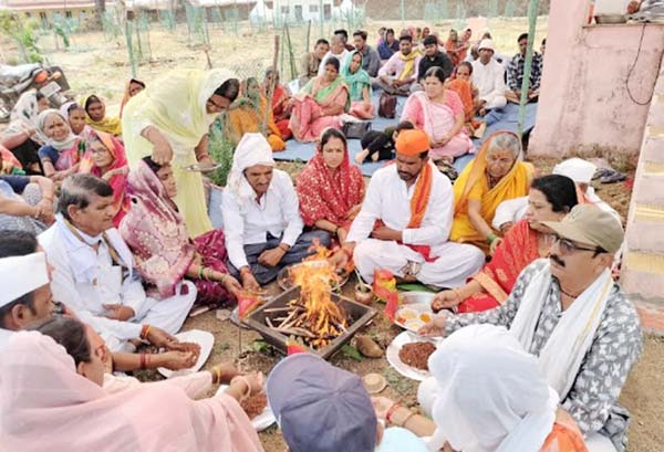 छिन्दवाड़ा यशो:- ( लिंगा ) भारत और पाकिस्तान के बीच चल रहे युद्ध मे सैनिकों और देशवासियों की सुरक्षा हेतु सन्त श्री आशारामजी आश्रम लिंगा में इन दिनों भगवान नरसिंह और महामृत्युंजय मंत्र का जप अनुष्ठान जारी है । इस अवसर पर समिति के अध्यक्ष मदनमोहन परसाई और मीडिया प्रभारी भगवानदीन साहू ने बताया कि पूज्य बापूजी को जैसे ही 9 मई को भारत सरकार द्वारा पाकिस्तान के आतंकवादी कैम्पों पर सर्जिकल स्ट्राइक ( ऑपरेशन सिंदूर ) के बारे ने जानकारी मिली सभी देशवासियों और सैनिकों के सुरक्षा हेतु भगवान नृसिंह मंत्र और महामृत्युंजय मंत्र जप करने के लिए आदेशित किया ।