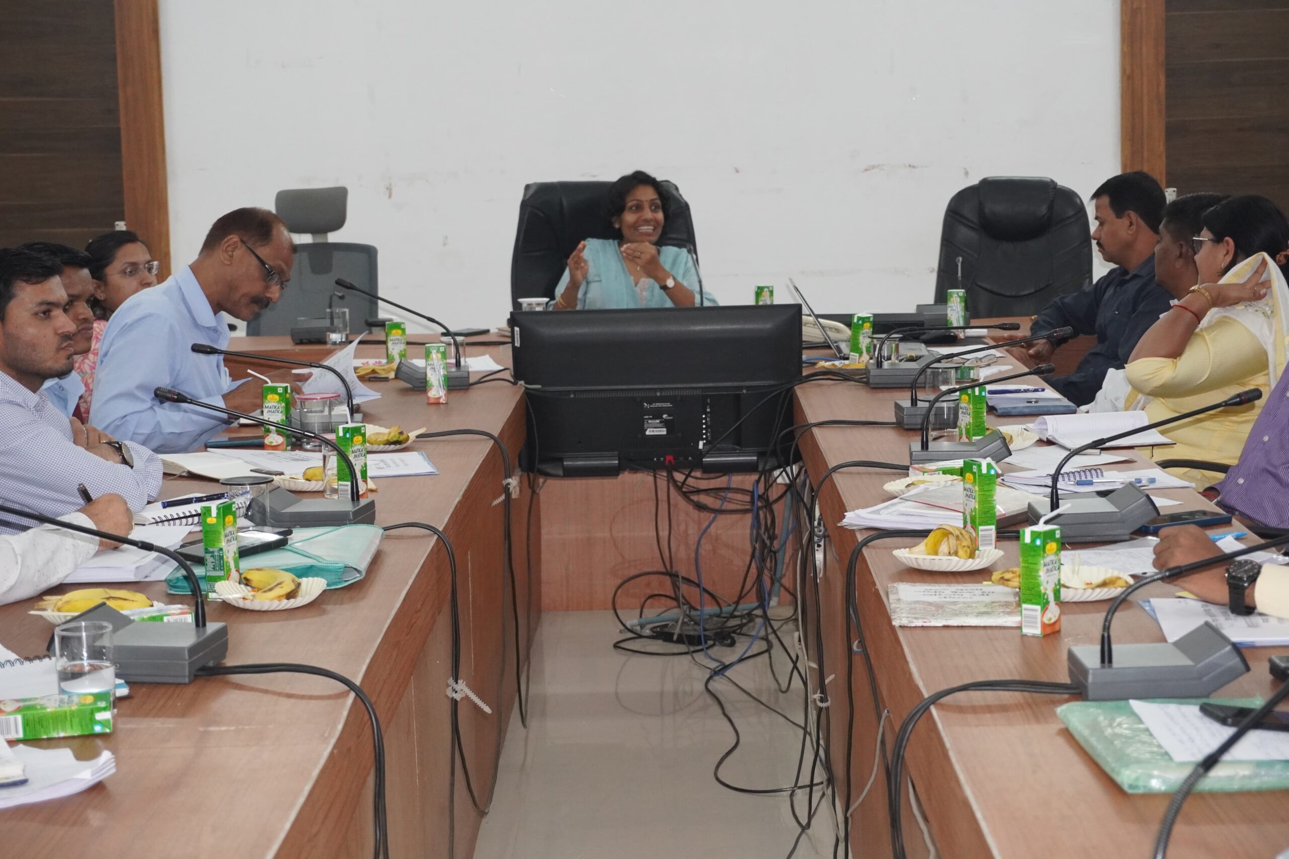 सिवनी यशो:- कलेक्टर सुश्री संस्कृति जैन ने गुरूवार 22 मई को निर्माण विभाग की बैठक लेकर विभागों द्वारा जिले में कराए जा रहे विकास कार्यों की प्रगति की विस्तृत समीक्षा की गई। बैठक में लोक निर्माण विभाग, ग्रामीण यांत्रिकी सेवा, भवन विकास निगम, प्रधानमंत्री ग्राम सड़क, एमपीआरडीसी, राष्ट्रीय स्वास्थ्य मिशन, जल संसाधन विभाग, जल निगम तथा पीएचई के अधिकारियों की उपस्थिति रही।