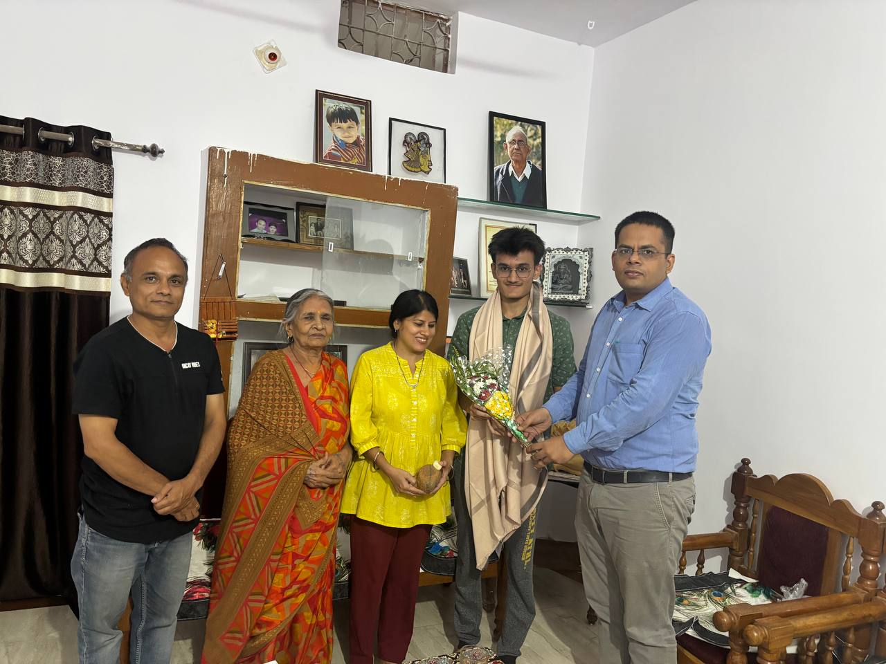 चयनित आदित्य विलास शर्मा की इस उपलब्धि समाज सेवी डां. पारस पटेरिया उनके निवास पर पहुँचकर उन्हें उत्तरोत्तर यशोन्नति प्राप्त करने की शुभकामनाएँ दी तथा शाल श्रीफल सहित पुष्प गुच्छ भेंट कर उनका सम्मान किया । इस अवसर पर उनके परिवारजन भी उपस्थित रहे ।