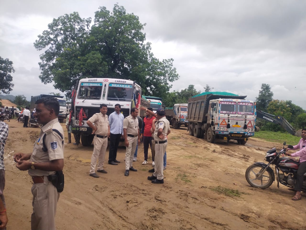 मुख्य सड़क पर मृतक का शव और डंपरों की जप्ती