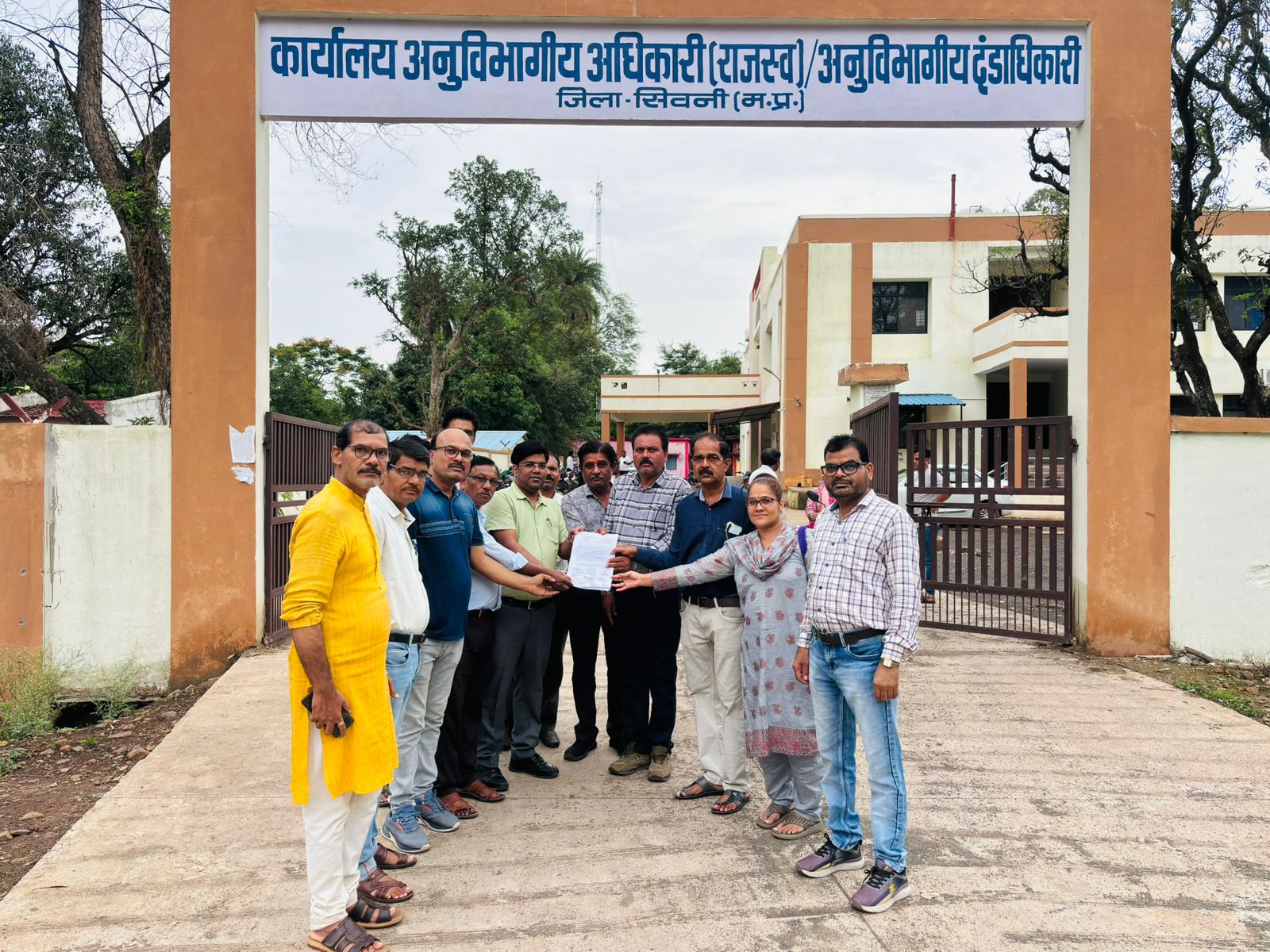 राज्य शिक्षक संघ द्वारा मुख्यमंत्री के नाम ई-अटेंडेंस विरोध ज्ञापन सौंपते शिक्षक प्रतिनिधि।