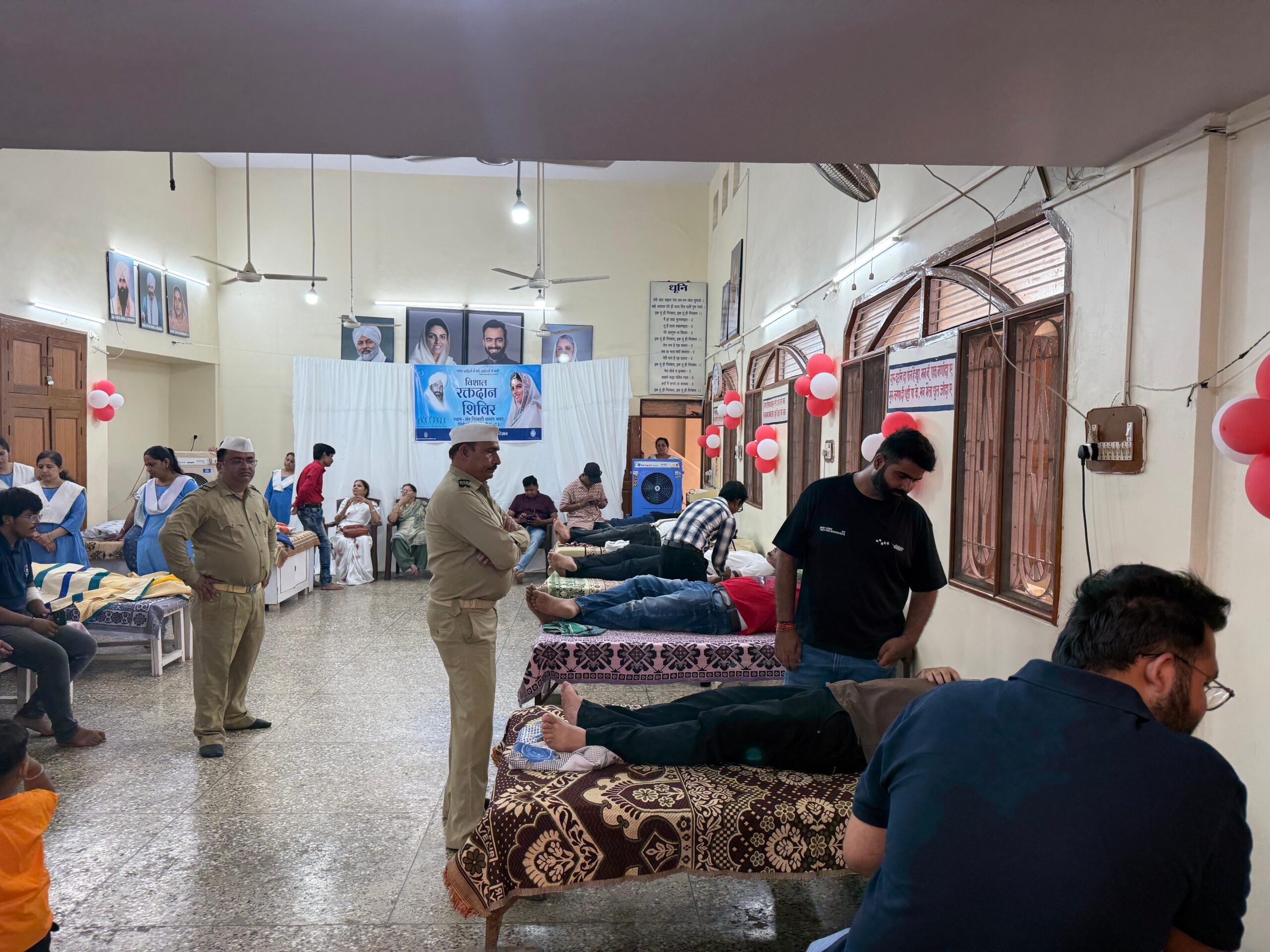 सिवनी में आयोजित संत निरंकारी चैरिटेबल फाउंडेशन के रक्तदान शिविर में रक्त देते हुए स्वेच्छिक दानदाता English: Voluntary blood donor donating blood during the Sant Nirankari Charitable Foundation camp in Seoni