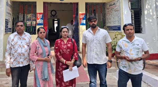 छिंदवाड़ा यशो:- भाजपा महिला मोर्चा की जिला अध्यक्ष और वार्ड क्रमांक 26 की पार्षद श्रीमति गरिमा दामोदर और उनके पति प्रतीक दामोदर की कार्यप्रणाली से वार्ड के लोगों में जमकर गुस्सा है। वार्डवासियों को कहना है कि भाजपा महिला मोर्चा की अध्यक्ष और उनके पति आए दिन झगड़ा करते रहते हैं। महिला मोर्चा की अध्यक्ष रहते हुए वे अपनी पद के अनुरूप कार्य नहीं कर रही हैं।