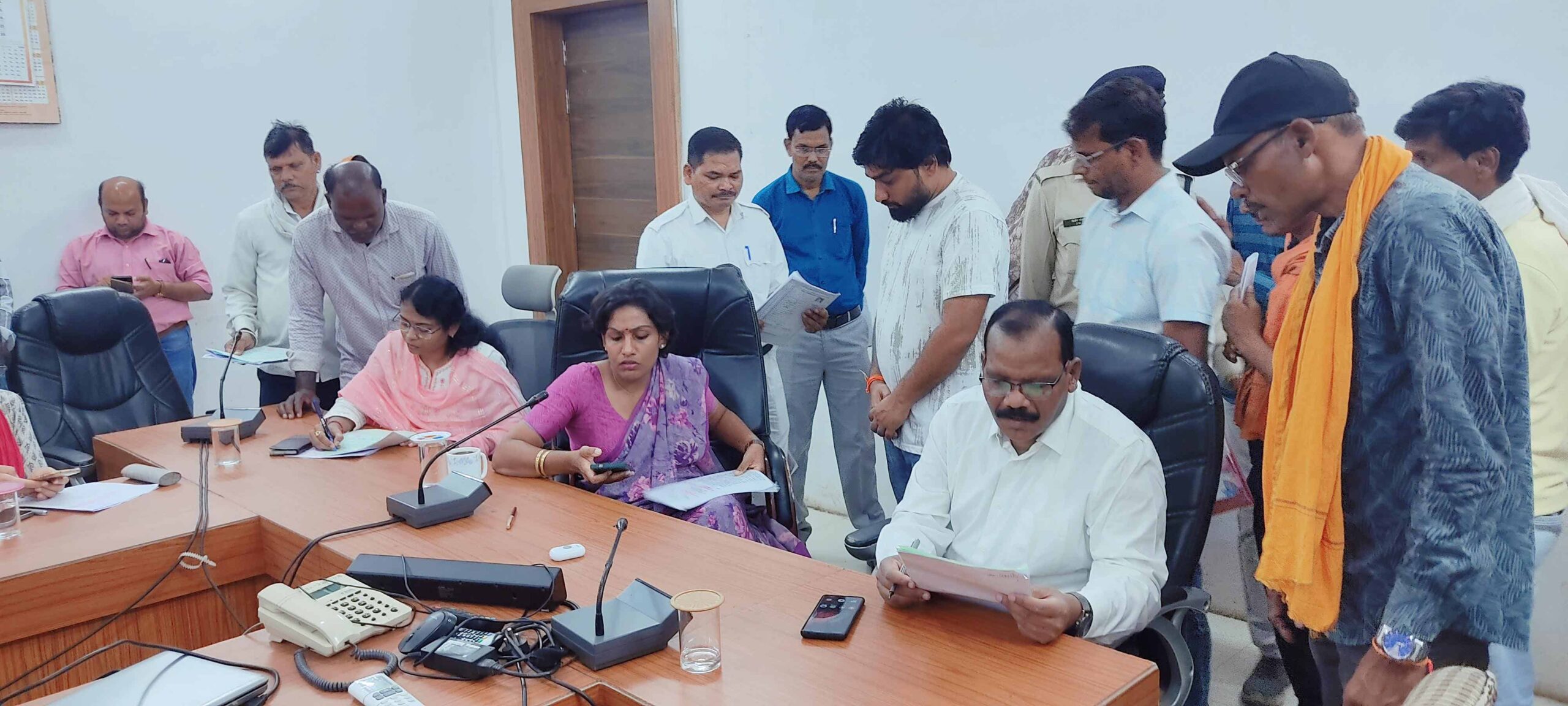 सिवनी यशो:-जिलास्तरीय जनसुनवाई का आयोजन आज कलेक्ट्रेट सभाकक्ष में कलेक्टर सुश्री संस्कृति जैन की अध्यक्षता में किया गया। बैठक में अपर कलेक्टर श्री सी. एल. चिनाप, सुश्री सुनीता खंडायत सहित सभी विभागों के प्रमुख अधिकारी उपस्थित रहे। जनसुनवाई के दौरान कुल 163 आवेदन प्राप्त हुए, जिनमें नागरिकों ने विभिन्न समस्याओं और शिकायतों को लेकर प्रशासन से समाधान की मांग की।