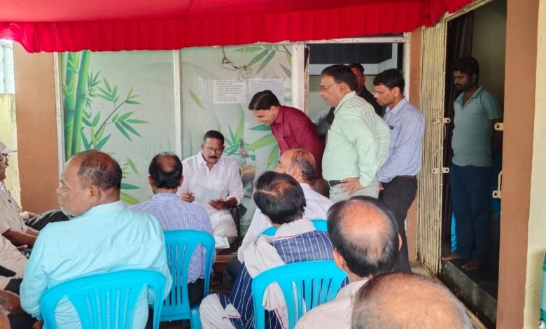 विधायक मुनमुन अपने बारापत्थर कार्यालय में जनसुनवाई करते हुए नागरिकों से संवाद करते हुए